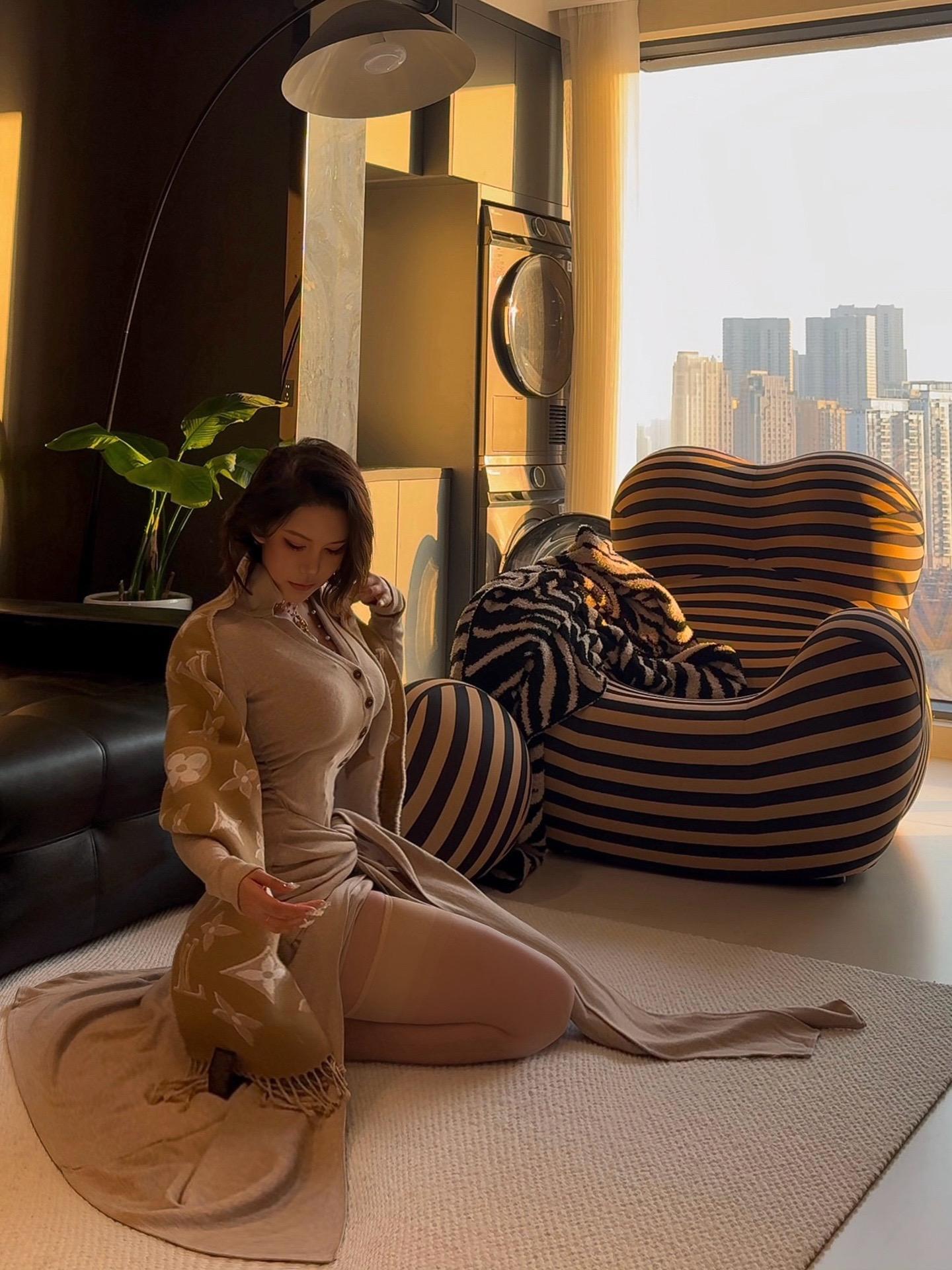 她给我的感觉不是正值秋天 而是晚秋入冬