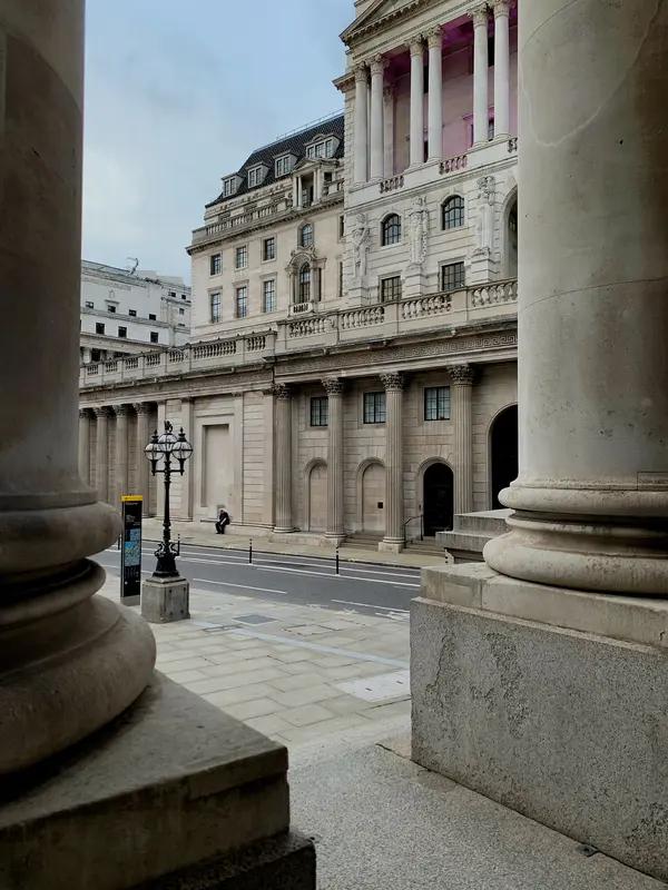 3月19日，英媒报道称，英国央行周四全票通过维持利率不变，这是四年半以来首次没有