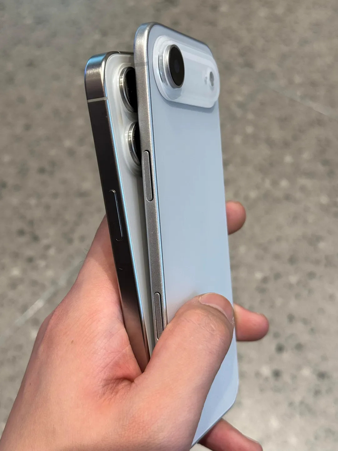 从网上曝光的消息来看，iPhone17 Air真的太薄了，才5.8mm，我真的很