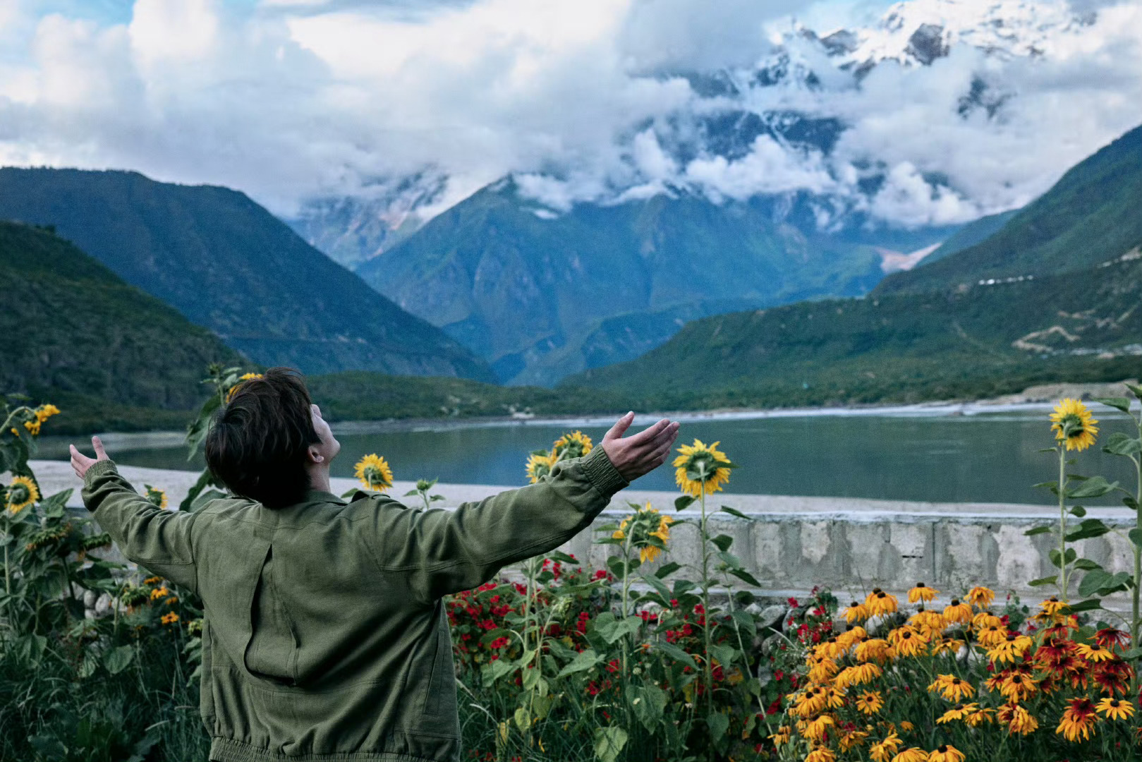 王安宇 王安宇季清和 被风拂落的信纸，星河拾起月倒映在海里，你来时满载曙光。