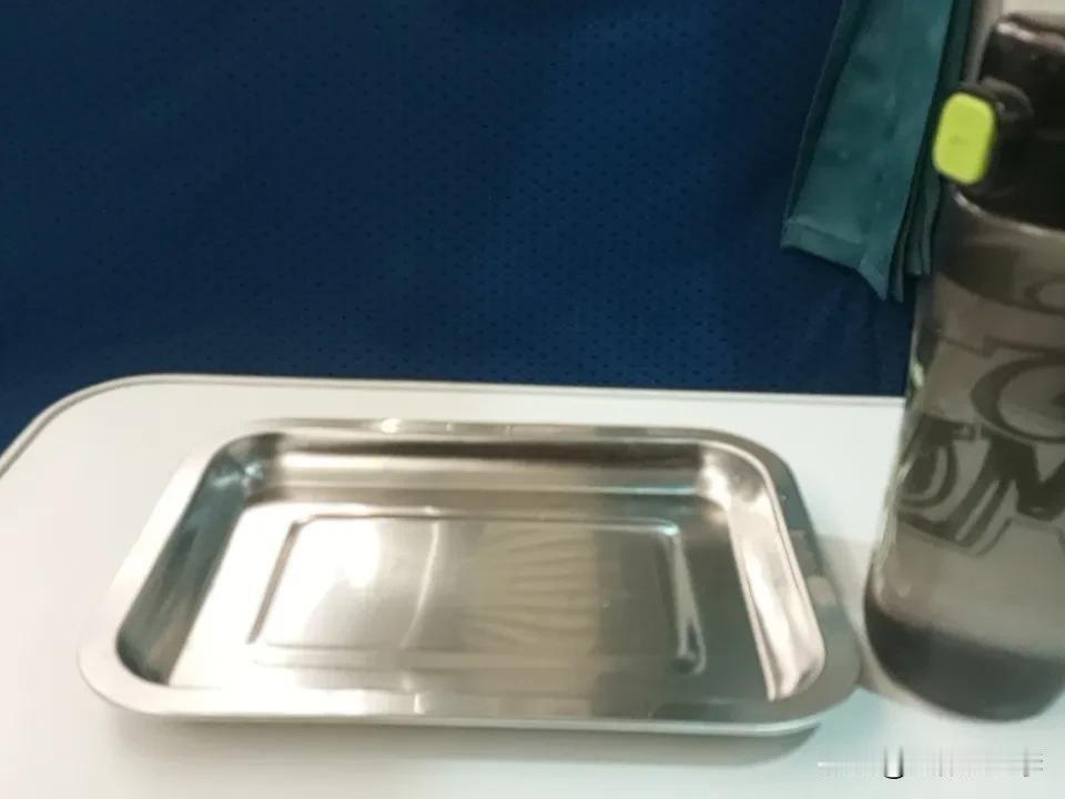 都说年除夕夜火车上会免费提供热腾腾的水饺🥟。
        这都马上晚上12