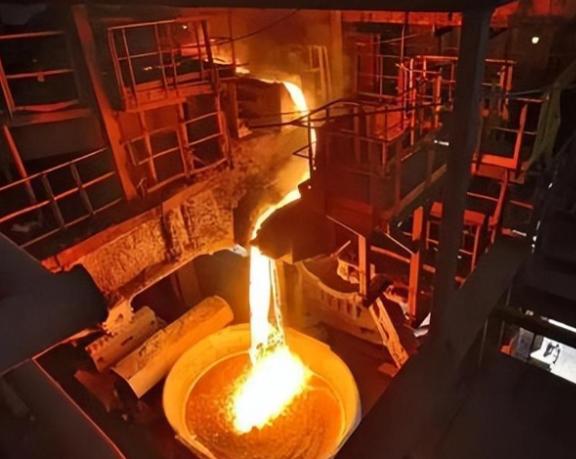 2022年，一名25岁的瑞士电工失足掉进了一个720°C的熔炉，熔化的金属瞬间没