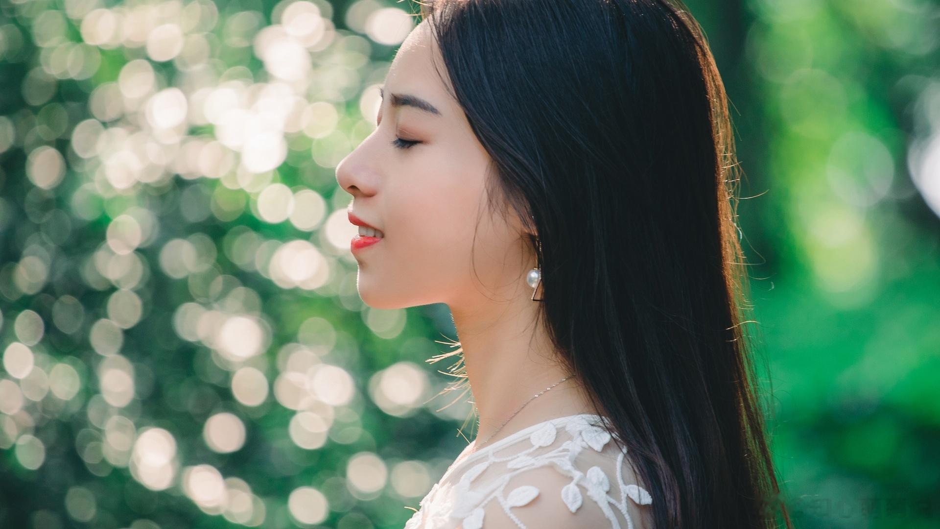 在微博看到一句话：“我现在在做两件事，一件是变优秀，一件是等你。”不禁被戳到心坎