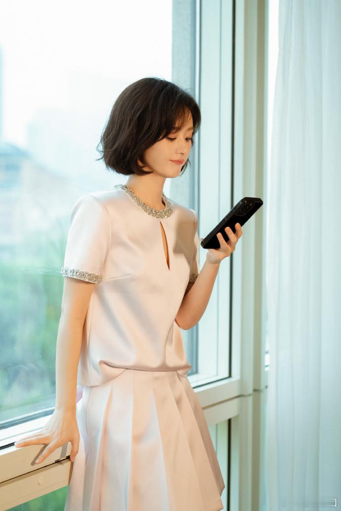 #赵丽颖缎面钻领上衣##赵丽颖缎面套装look#赵丽颖工作室分享的这组照片，让我