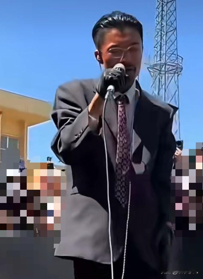 郭有才重返菏泽南站！两年前爆火的一曲《诺言》唱红眼眶！如今状态怎样？


时隔两