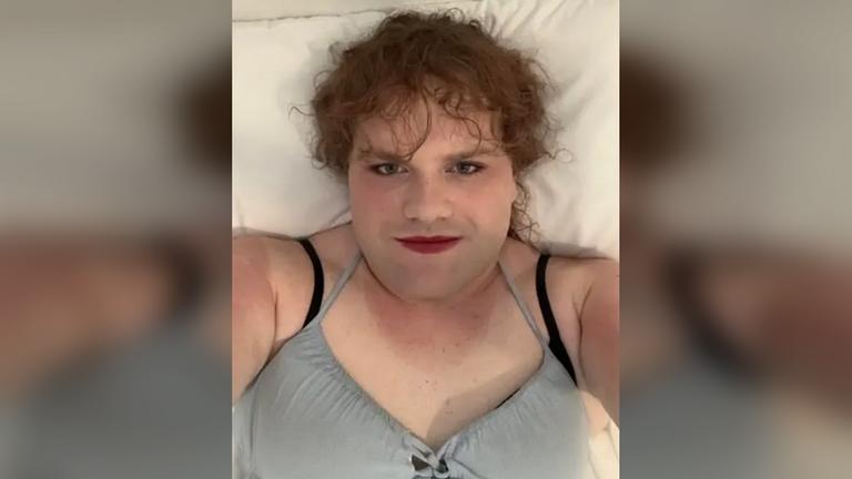 加拿大校园枪击案的凶手是个跨性别者。
她先后杀害了自己的母亲和继兄弟，然后又跑到