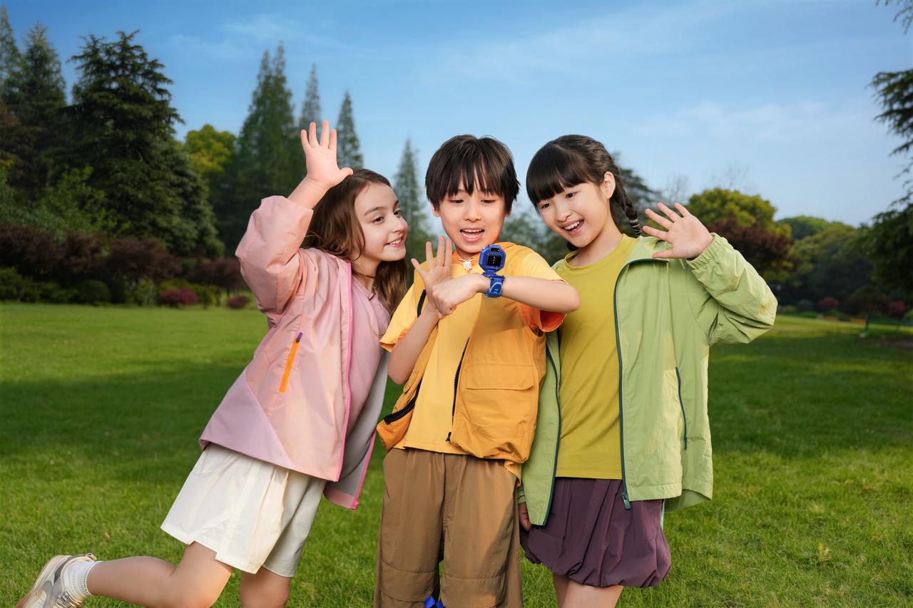 现在儿童手表行业明显开始卷“守护能力”了。近日，余承东首次在发布会上带来的华为超