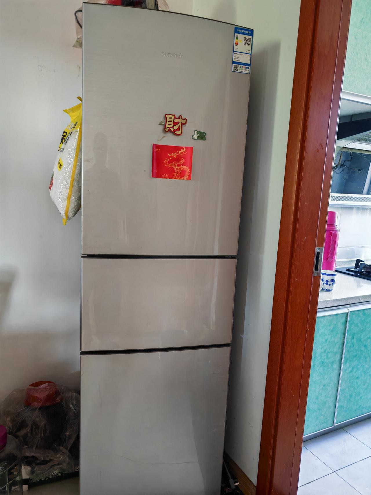 我家的冰箱是老式的，容易结冰，影响着使用，需每隔段时间除霜，前段时间较忙，恰好今