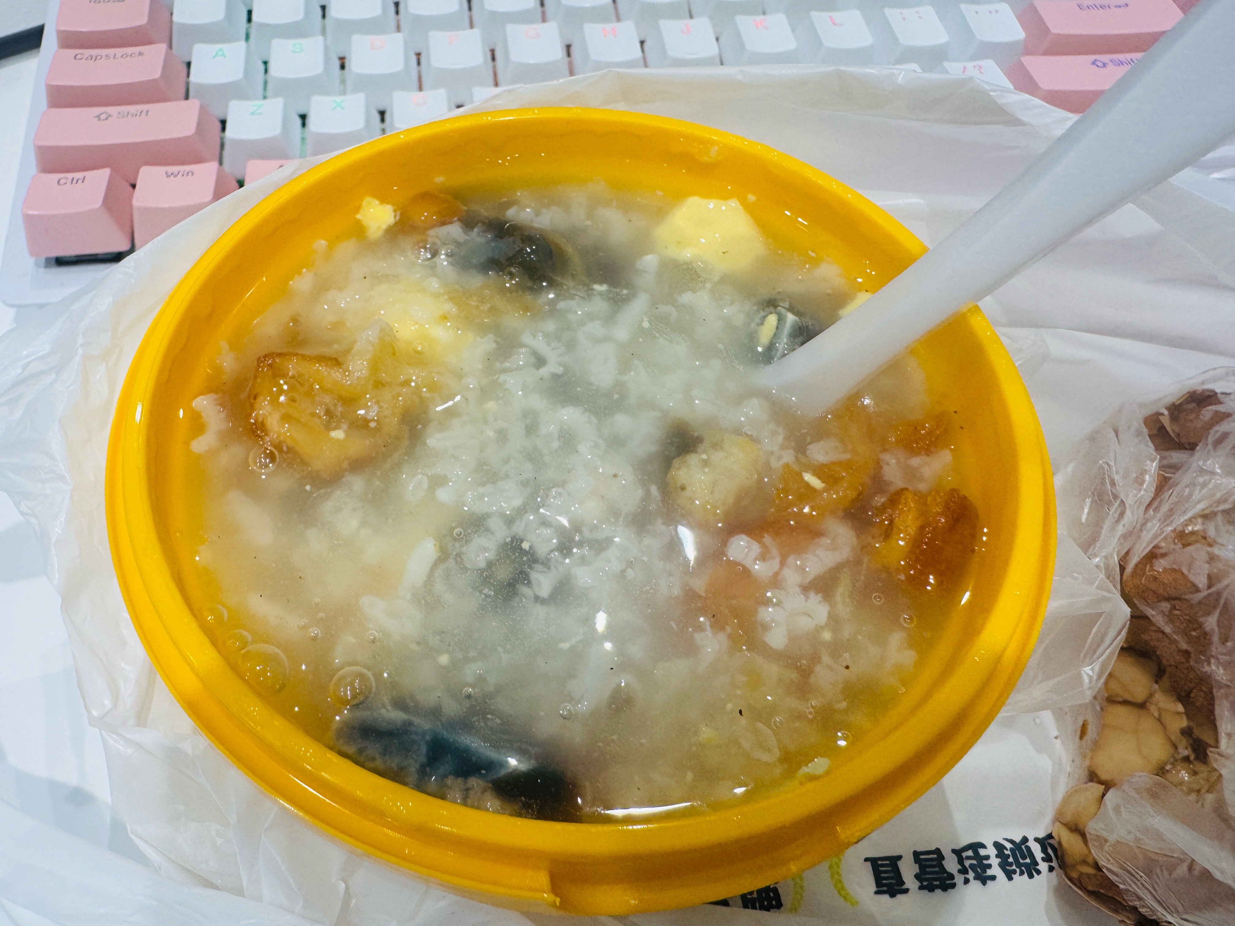 生活手记 今日早餐 皮蛋瘦肉粥➕茶叶蛋我喜欢把茶叶蛋捣了放粥里 
