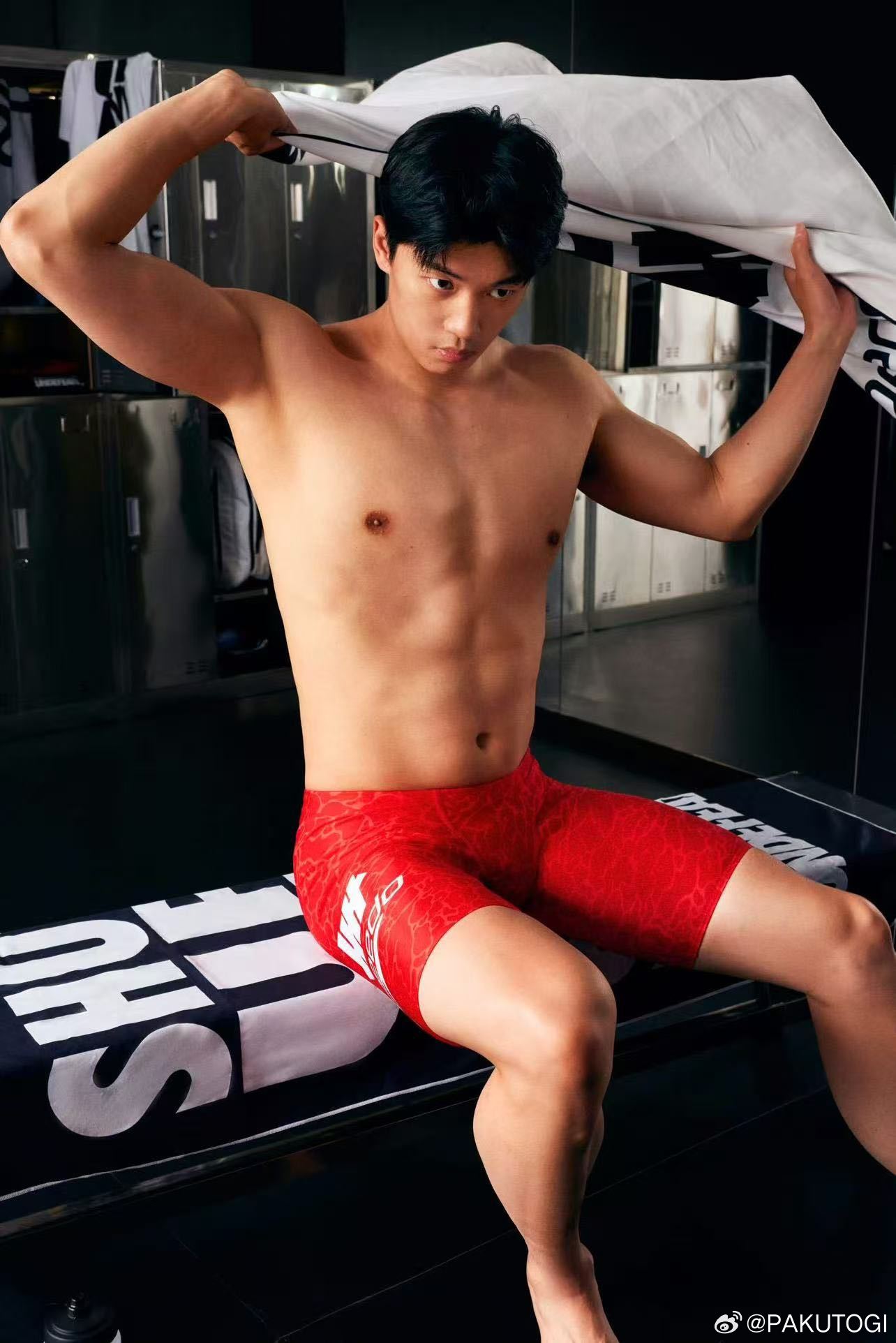 UNDEFEATEDxSpeedo联名 汪顺身着UNDEFEATED X Spe