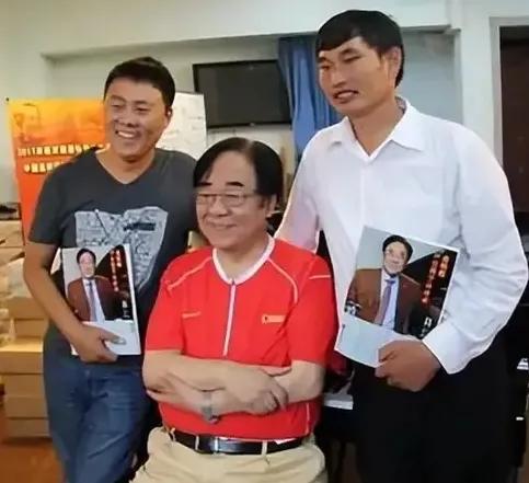 前面的音乐大师已经不在了。后面两位歌唱得特棒，一位被星光大道捧红，一位被春晚捧红