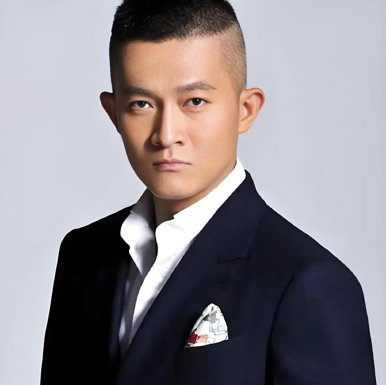 2002 年，杨志刚和江珊一起合作拍戏。突然，杨志刚就从背后搂住了江珊，这让江珊