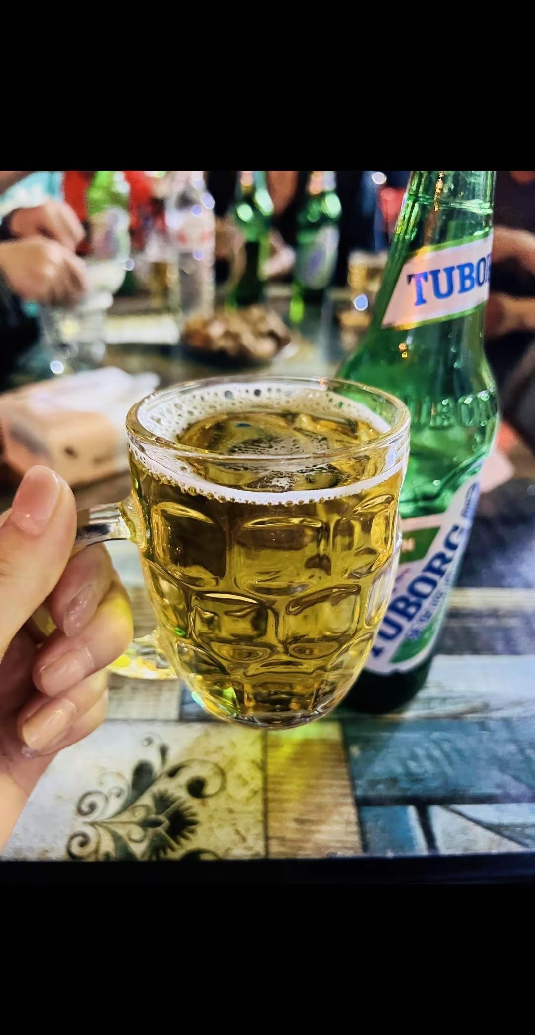 女人要学会喝点小酒，喝酒可以让自己进入自由和松弛的状态，醉眼看世界，事事都温柔，