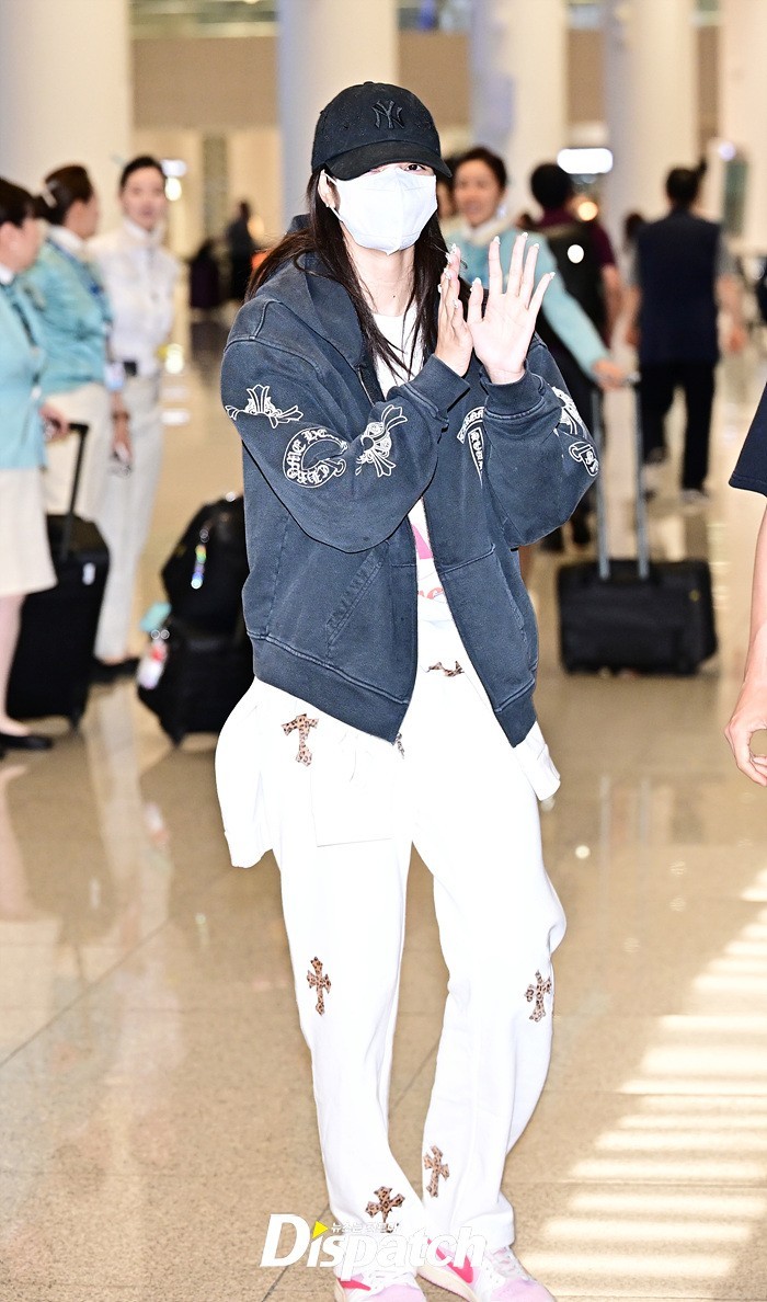 260630 Lisa 仁川机场入境媒体图📸好帅的一身✨这熟悉的少年感~ 