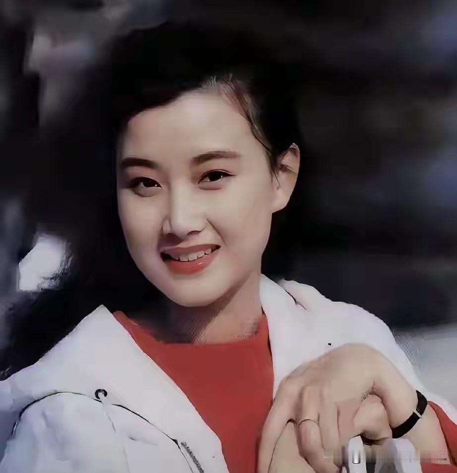 早前的女歌唱家真的好甜美啊 ，不愧是腹有诗书气自华的大美人，颜值高，歌声甜美，她