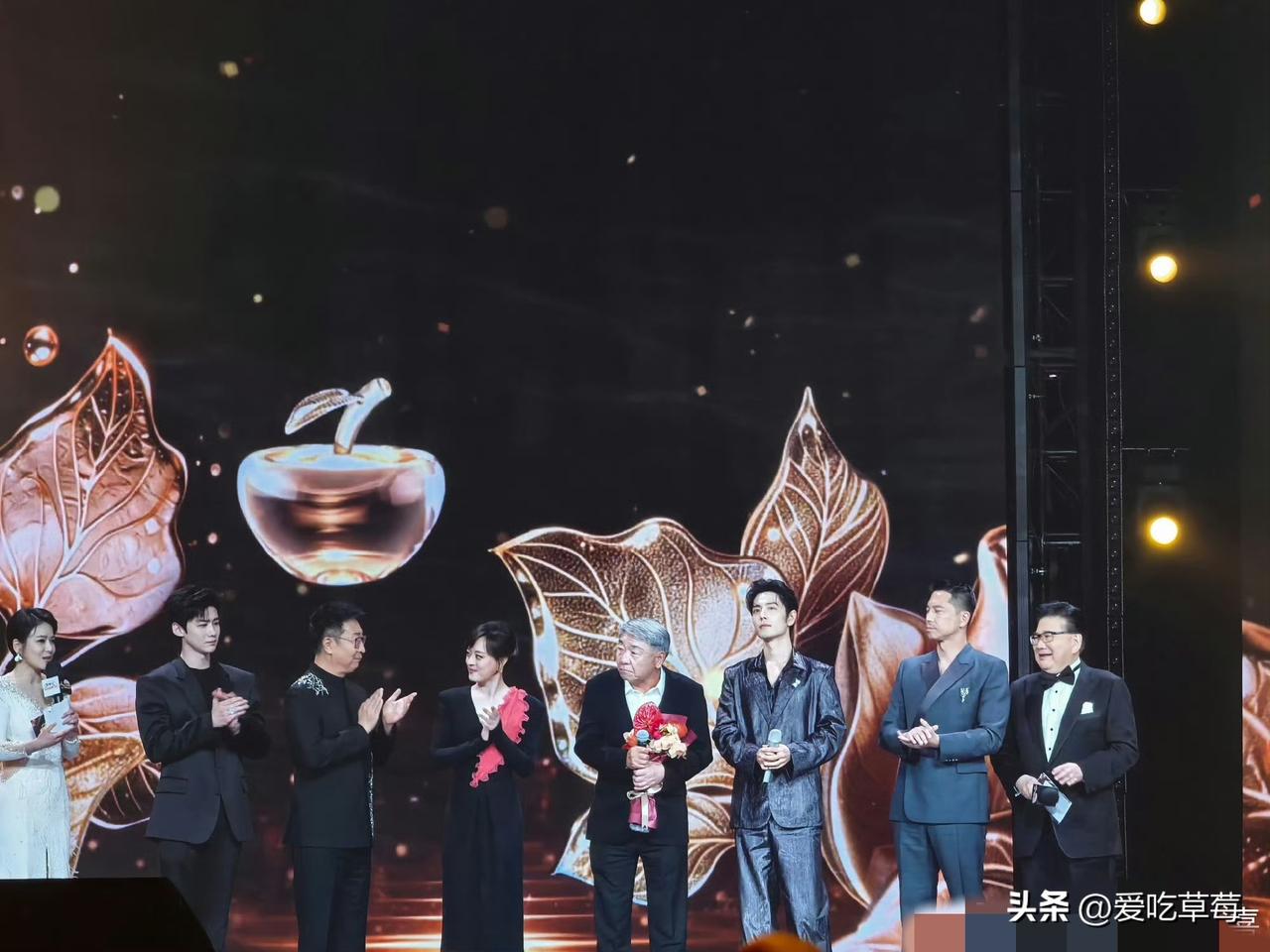 我同意肖战多参加像品质盛典这样的活动。够专业，够纯粹。放眼望去都是干演员这一行的