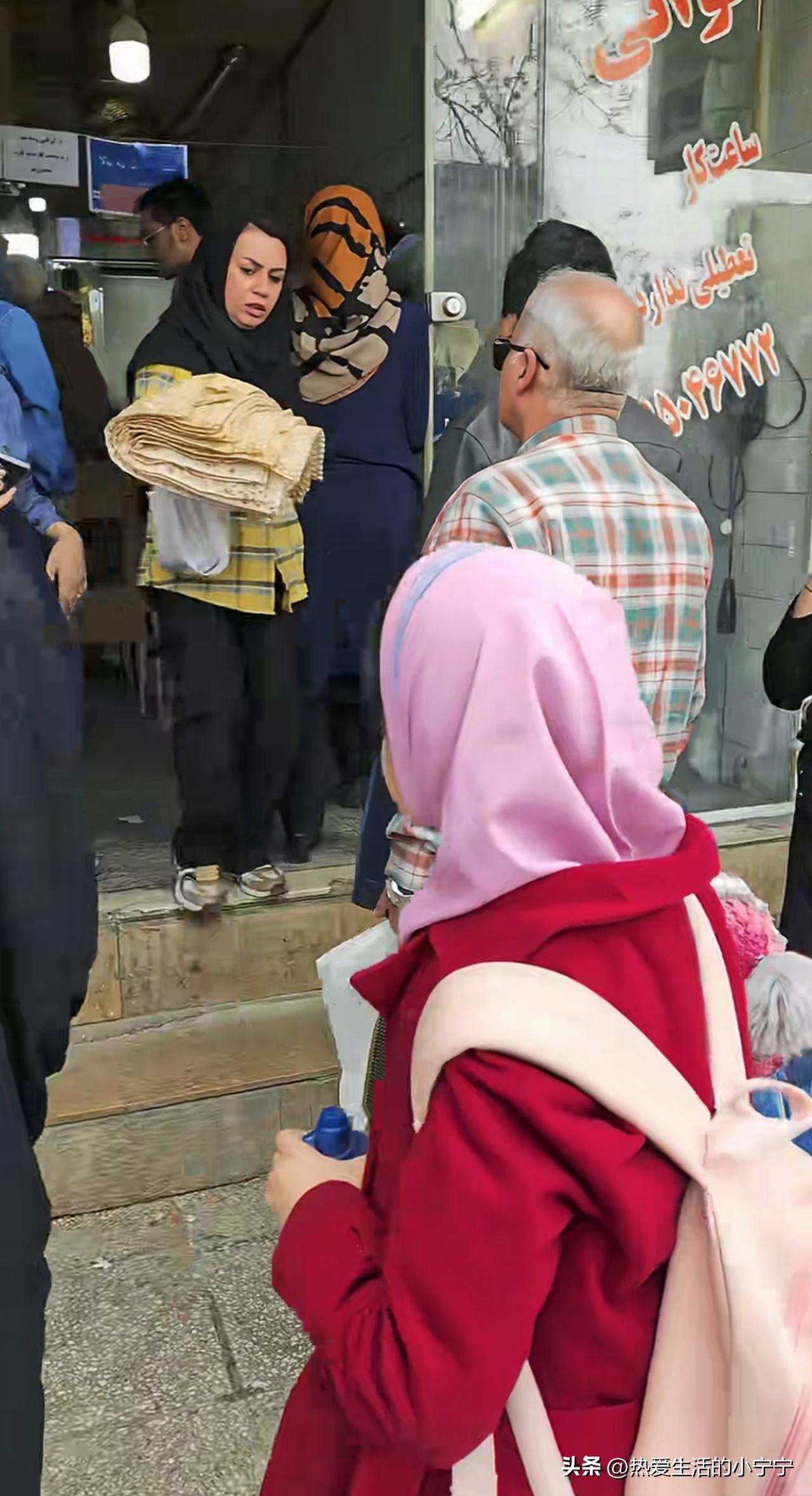 一位定居在伊朗德黑兰的中国博主，分享了一段目前伊朗百姓日常生活的视频。
    