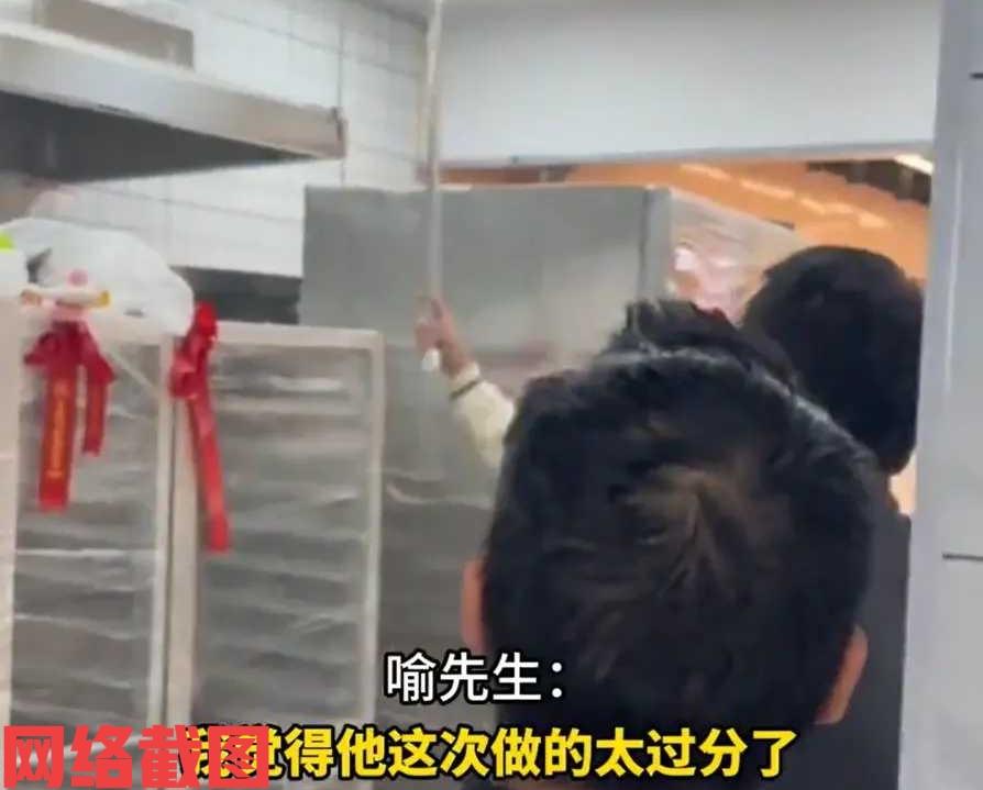 湖北武汉有男子新店装修。

其实也不是什么大活，三千包工包料装修吊顶，在装修工人