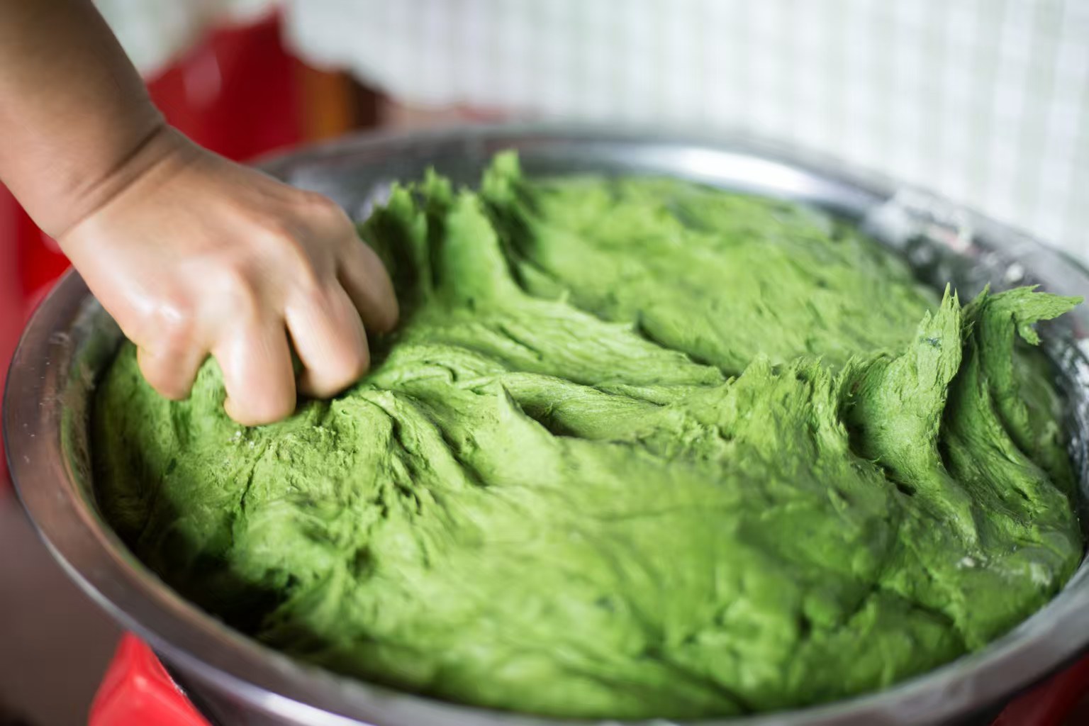 闽南正月初九拜天公平安顺遂，万事兴旺。我们老家拜天公都会做这种鼠曲草粿，特别好吃