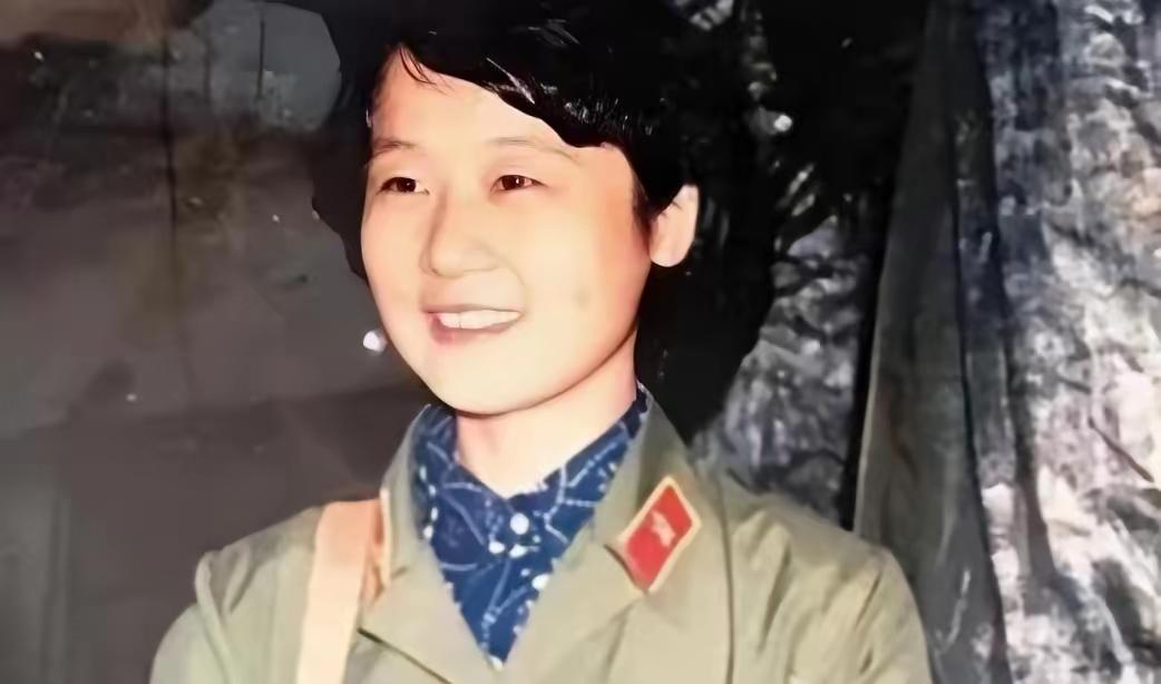 这是赵慧，一位在对越自卫反击战老山战场上被称为“战地女神”的女军医。
这张照片拍