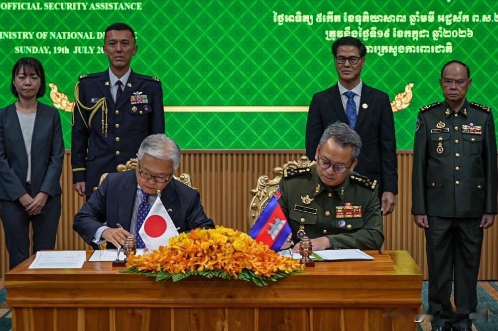 柬埔寨左右逢源，吃了中国吃日本。日本驻柬埔寨大使植野笃志与柬副首相兼国防大臣迪西