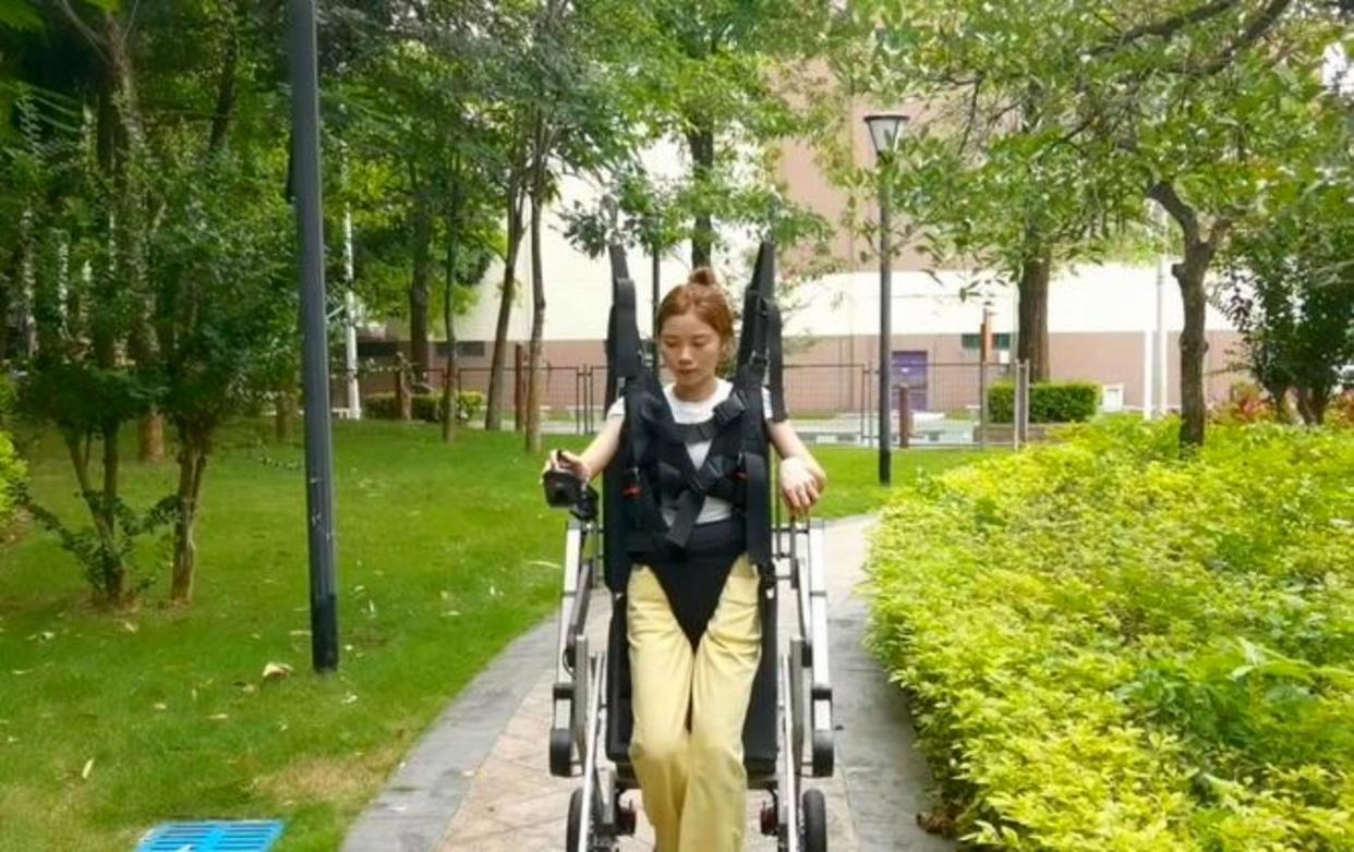 北京25岁女子在医院醒来，双腿没知觉，大小便也控制不住。
​就因为在楼梯上看了一