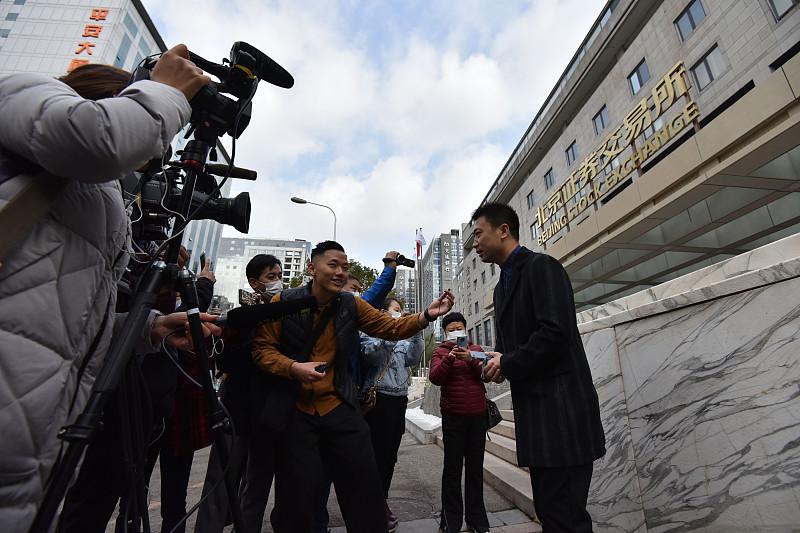 人民政府写成人民币政府，新能源写成新熊源！千亿矿业龙头财报低级错反复出现，高学历