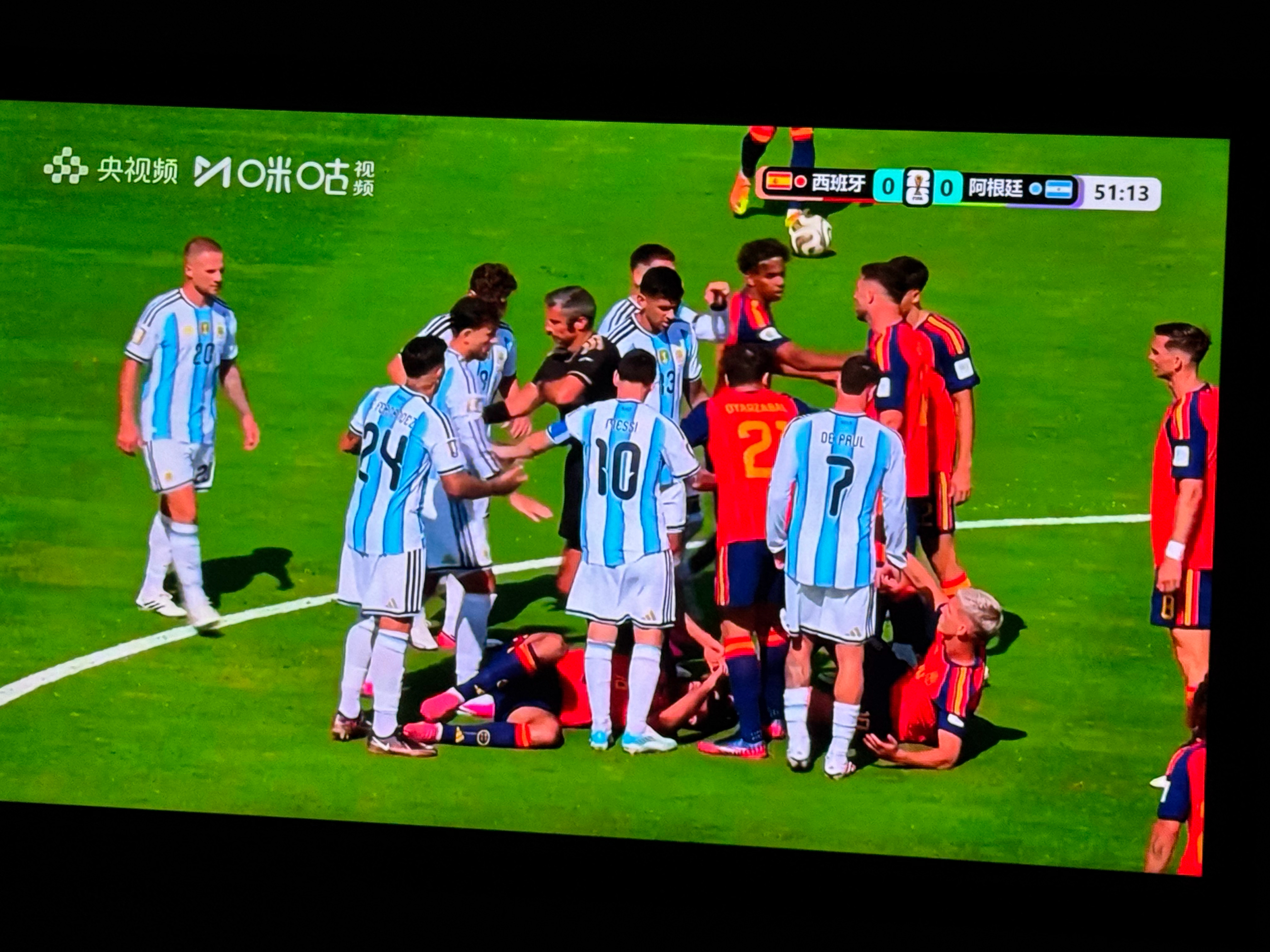 世界杯 阿根廷替补登场的帕雷德斯犯规后，双方爆发冲突 