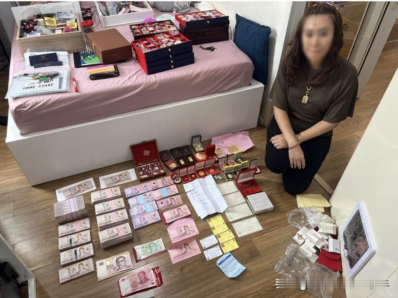 大家看这张泰国警方搜查取证的现场照片。房间内，女助手跪在地上，地板上摆满了查获的