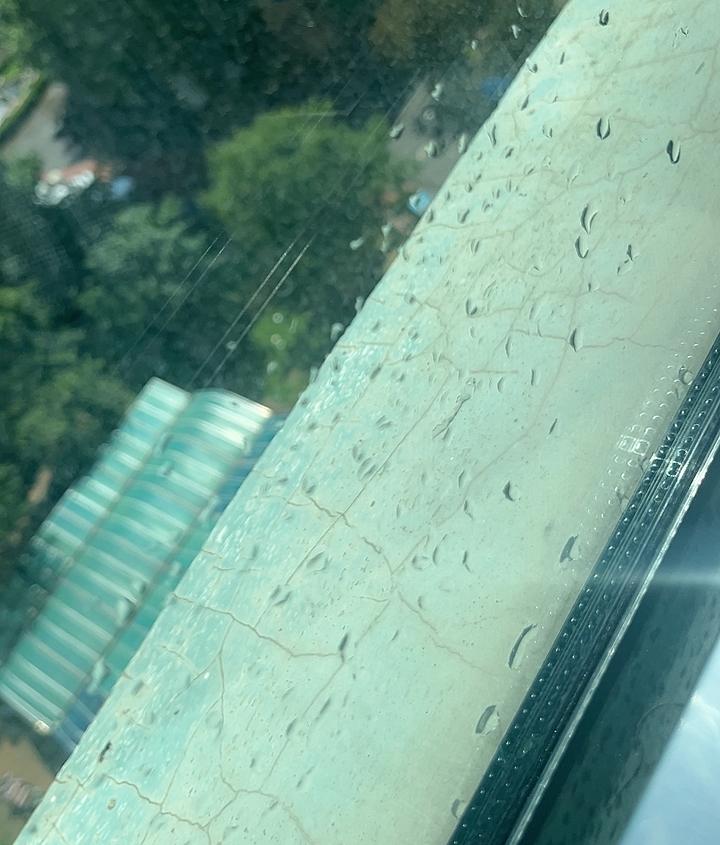 石家庄的天气，真的像小孩的脸，想哭就哭，想笑立即笑了起来。

刚刚噼里啪啦下个不