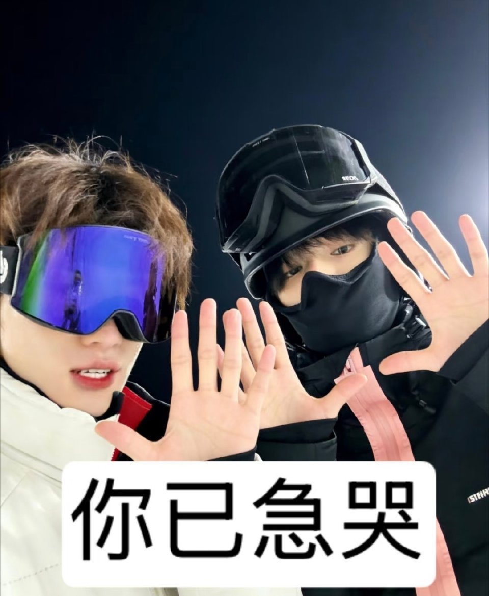 线下粉色太多恼羞成怒扯灯牌 先挑事儿还要拿棍子打人 线上继续倒打一耙 简直是无敌