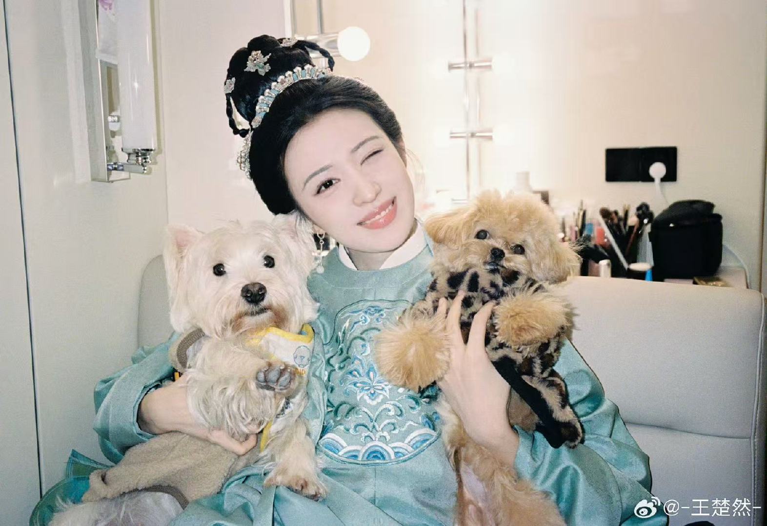 王楚然三口之家合影加1喜欢楚然喜欢楚然喜欢楚然的嘿嘿嘿镜子🪞And 俺们狮子头