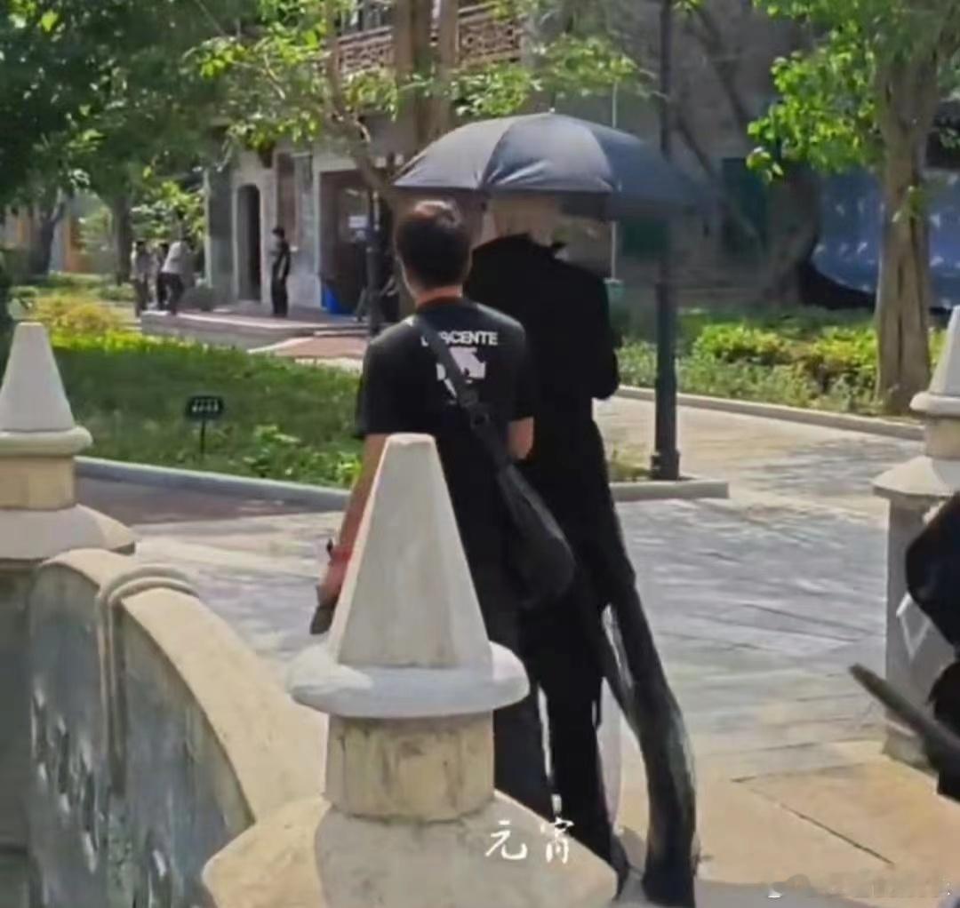 #刘宇宁黑色拖地纱##刘宇宁拖地黑纱# 又帅了哥！！ 黑色拖地黑纱，宁哥又酷了、