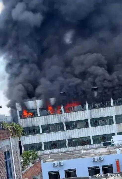 福建晋江鞋厂火灾 水火无情，一定要注意安全啊鞋厂属于人员高度密集场所，易燃化工原