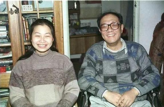 2010年，作家史铁生生命垂危，医生问他的妻子陈希米：“救不救？”没想到陈希米却