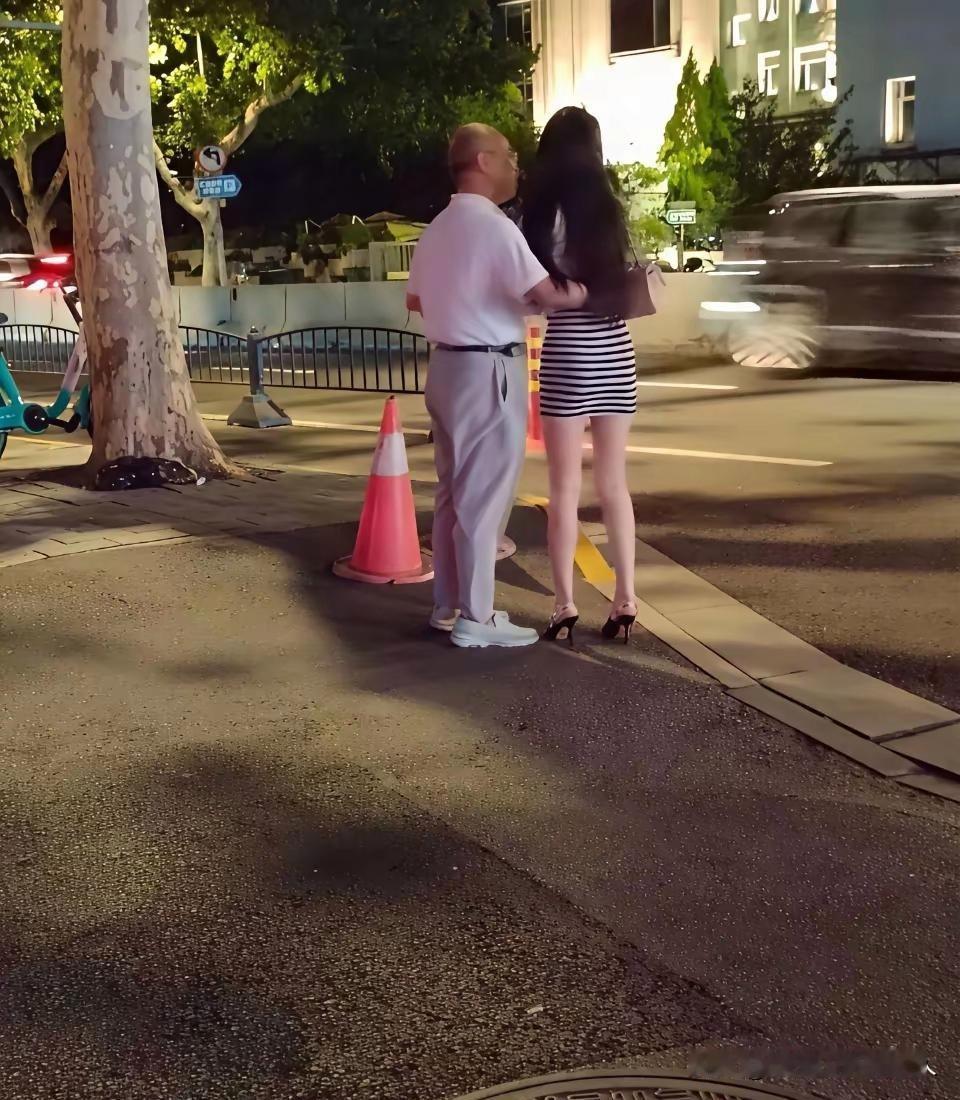 这位老者一副很有知识样子