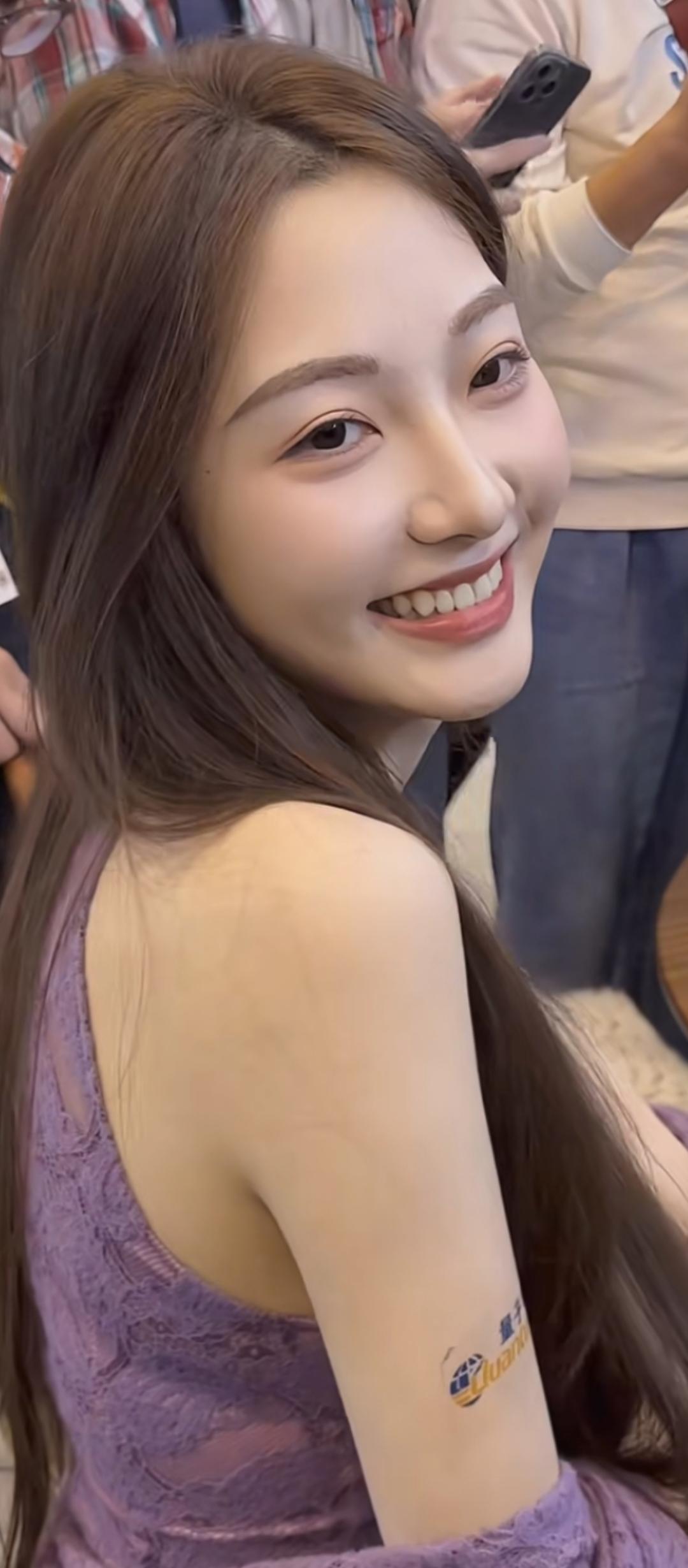 笑靥如花映紫衣，人间四月最相宜。