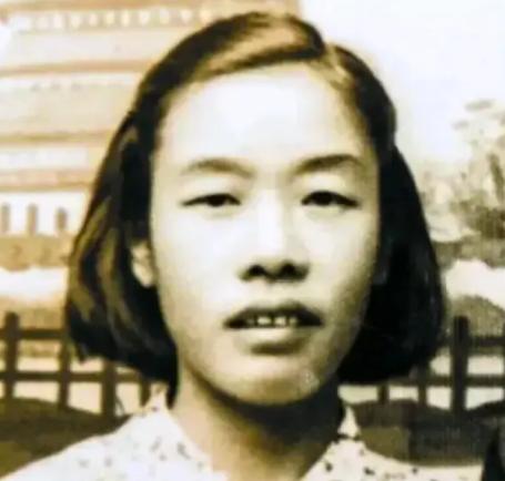1949年，渣滓洞大屠杀中，盛国玉在枪响前倒地装死，不久，特务进来补枪，还用枪托