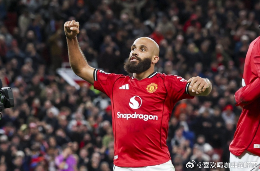 曼联正在爱尔兰进行为期四天球队集训，期间，曼联前锋姆伯莫接受了 RTÉ Spor