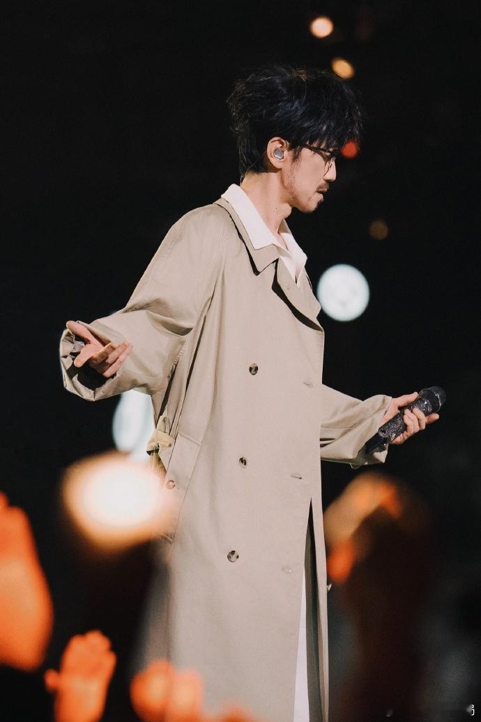周传雄 给我干千禧年来了 周传雄在晚会上的表演，真真切切地给我干千禧年来了哟！《