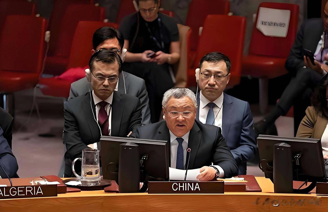 霍尔木兹海峡封了又开，美国说管就管，伊朗说关就关，到底听谁的？。
这几天霍尔木兹