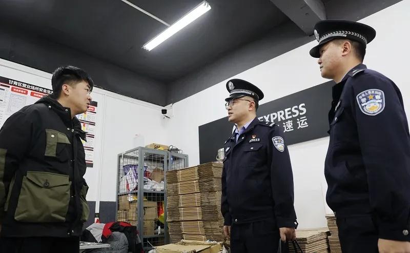 新春走基层丨正月初五，蒋泽国这样守护群众的“钱袋子”

春节假期，诈骗分子也在伺