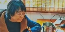 [摸头]山花烂漫时，这一幕，宋佳的表情和姿势演得也太像张桂梅了吧，这是高度还原呀