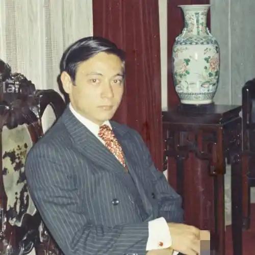 有人游览蒋介石故居时，对着照片低头致礼，工作人员提醒：他是照片上这个人
1996
