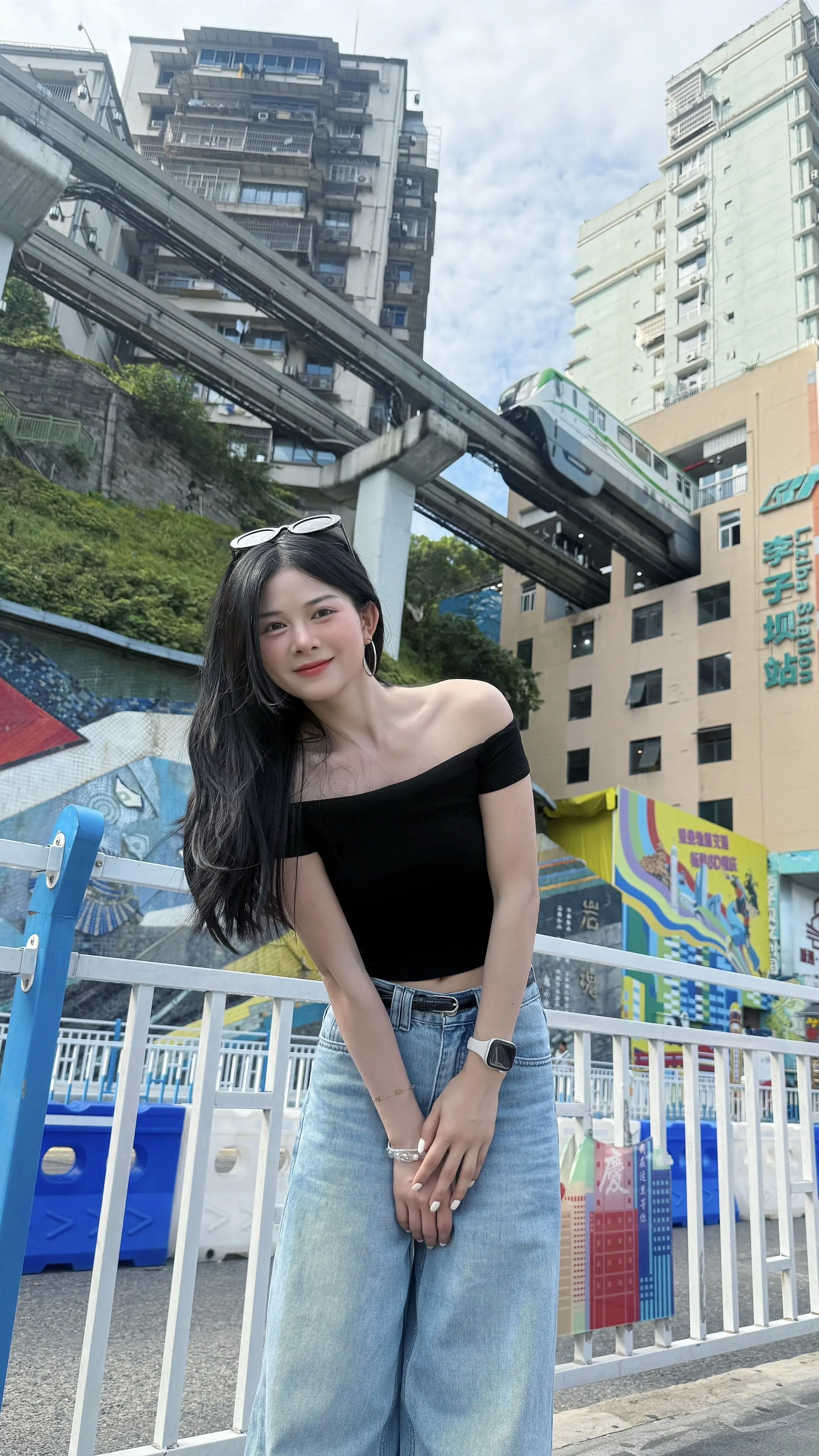 人如轻轨 人来人往。