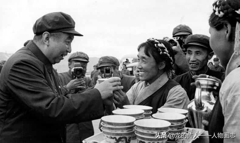 1975年9月11日，中共中央政治局委员、国务院副总理华国锋率领中央代表团离开拉