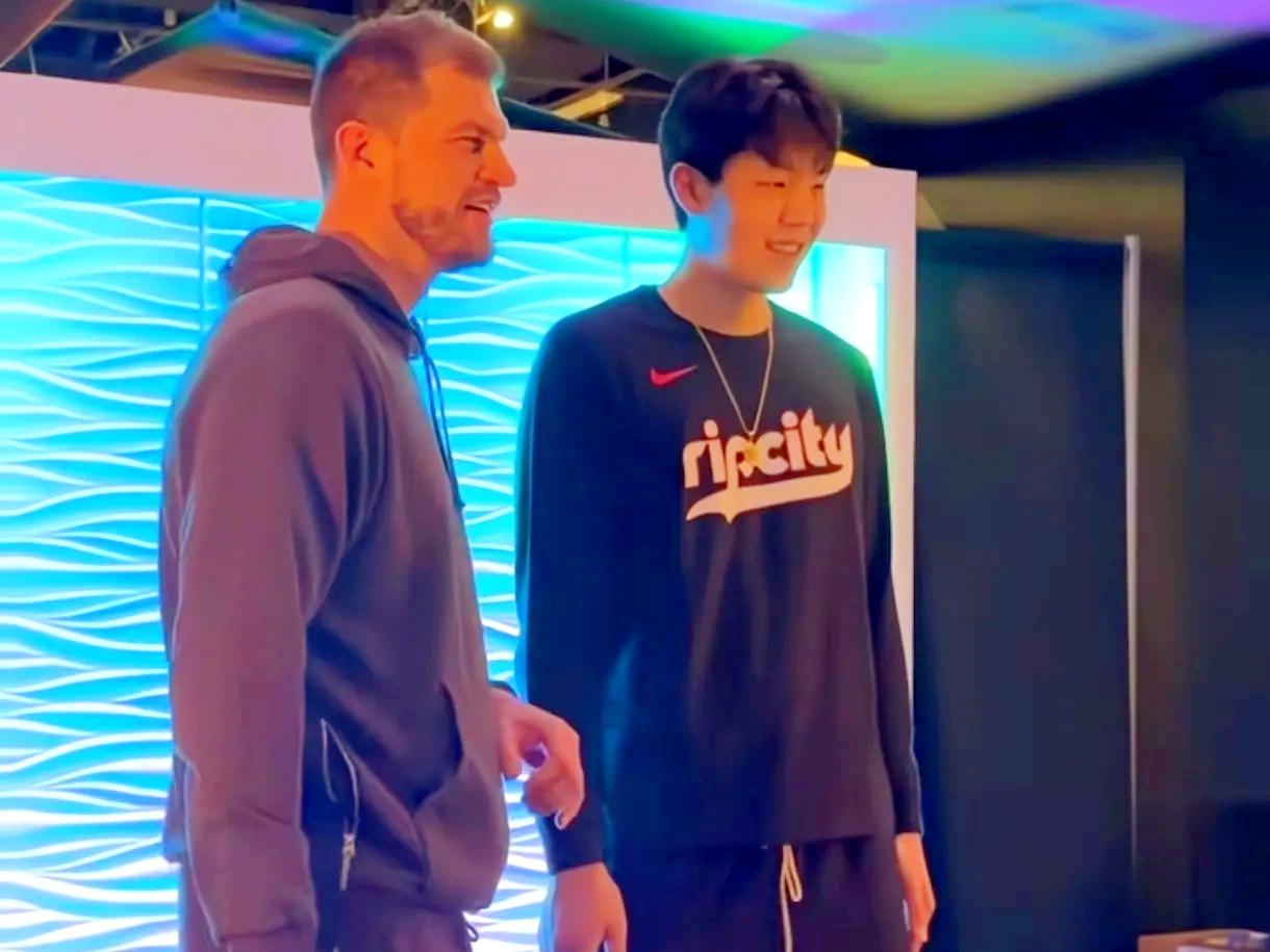 拓媒说杨瀚森离NBA相差甚远？完全不赞同

开拓者媒体人在节目中说，新秀杨瀚森距