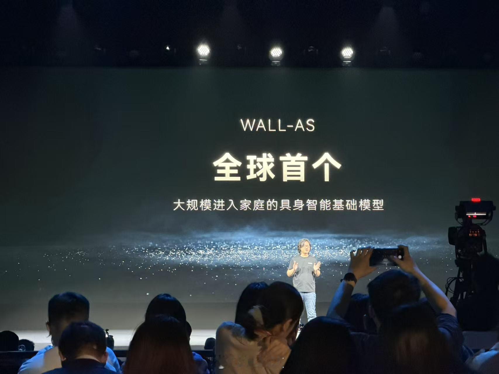 自变量这场发布会，本质上是一次对具身智能路线的重新校准。行业长期困在模块割裂的架