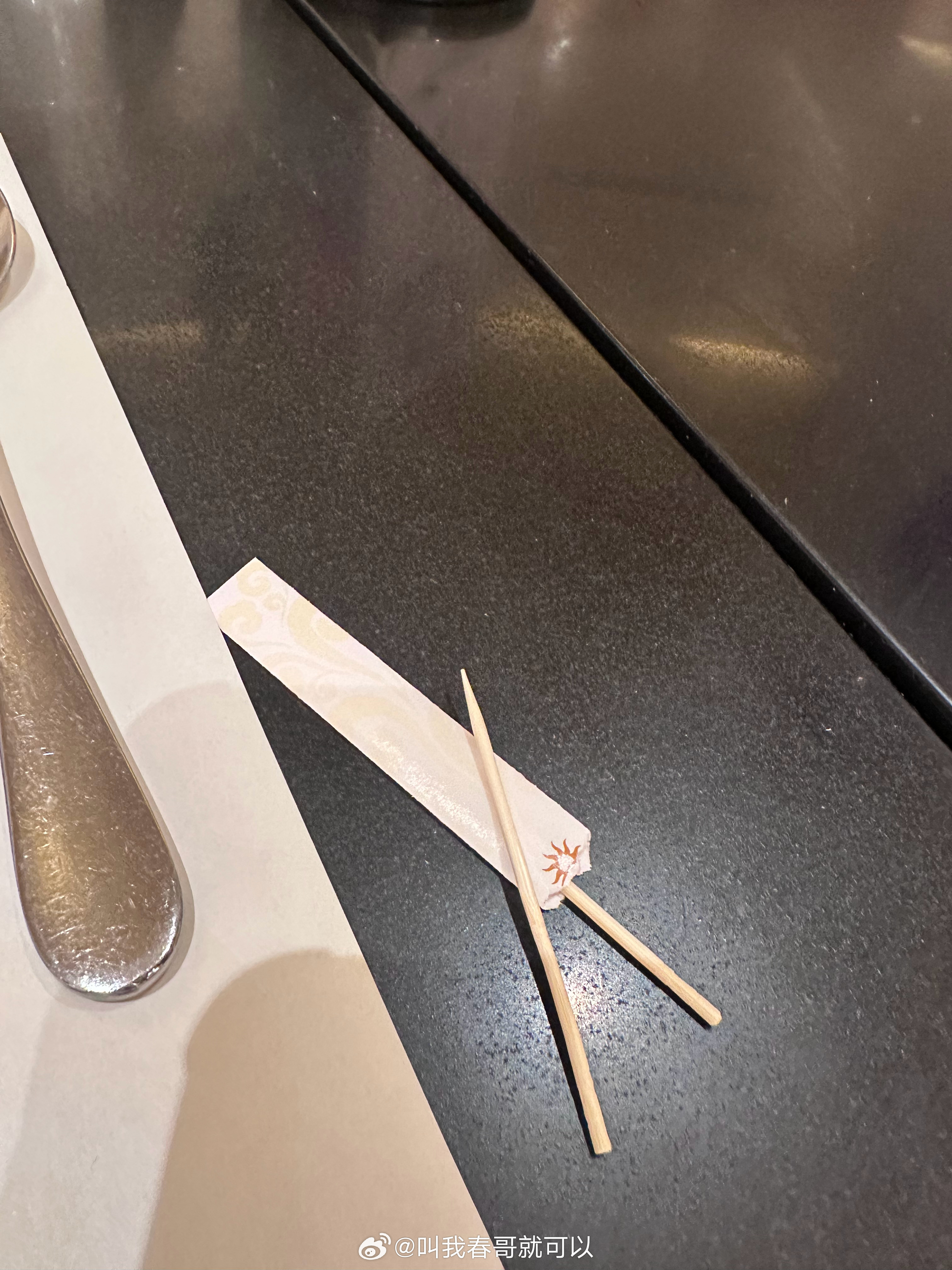 其实我一直不明白很多酒店或餐厅的牙签都是装两只，那一个人用完一只后另一只岂不是很