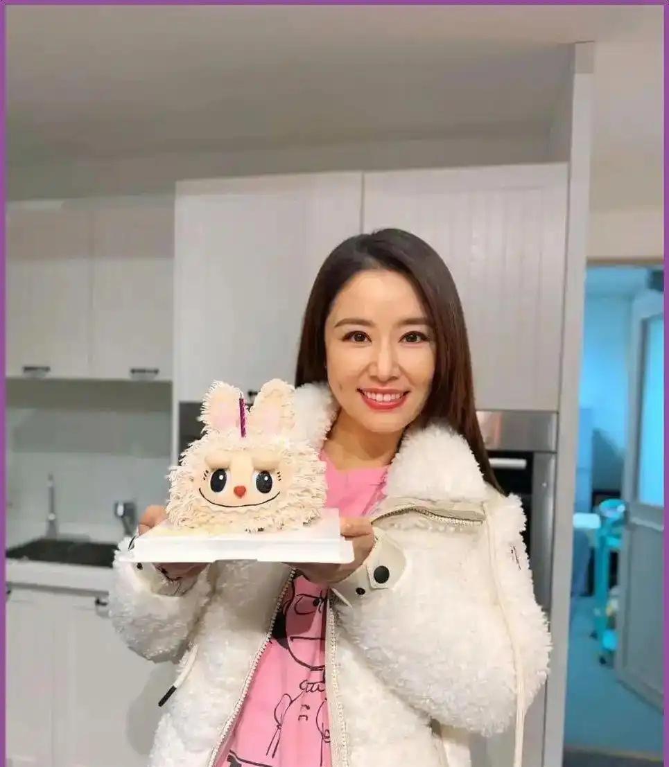 林心如既能穿上漂亮礼服优雅亮相，也能一身休闲扎起高马尾去练普拉提，大汗淋漓也透着
